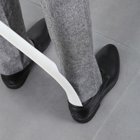 Chausse-pied autoportant de style grain de bois nordique, manche à chaussures super long, outil pour les personnes âgées et les femmes enceintes
