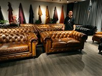 Canapé Chesterfield 3 places en cuir pleine fleur ciré vintage, capitonné, style rétro, pour salon