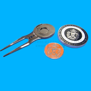 Ensemble de marqueurs de balle de golf et d'outils de réparation de divots en alliage métallique avec logo émaillé pour la réparation sur le terrain de golf et l'usage en cadeau - Product Image 1