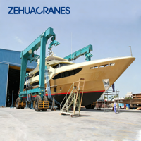 Grue portique mobile hydraulique sur pneus en caoutchouc sur mesure pour levage de yachts, idéale pour la mise en eau et l'entretien de bateaux en marina et en chantier naval