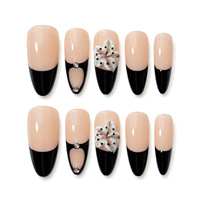 Tips Kuku Almond Half Cover Buatan Tangan 10 Pcs Warna Nude Pink dengan Ujung Hitam dan Hiasan Bunga Putih, Terlihat Alami
