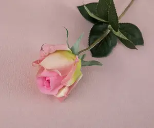 Simulasi pelembap mawar buatan bunga mawar warna merah muda dengan sentuhan nyata