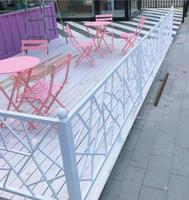 Rampe d'escalier en métal de style géométrique découpé au laser