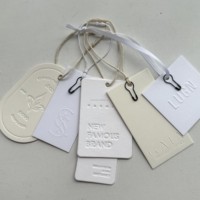 Étiquettes suspendues personnalisées en papier grainé recyclé avec logo en relief pour vêtements, sacs et chaussures