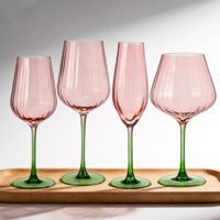 Verres à vin rouge côtelés en verre rose vintage avec tige verte, personnalisables en gros par Samyo, pour mariages, banquets et usage domestique ou en bar