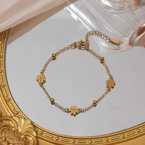 Bracciale da Donna MW alla Moda in Acciaio Inossidabile Placcato Oro 18K con Design a Quadrifoglio e Cuore - Product Image 6