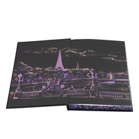 Créer des livres reliés en papier artistique en édition spéciale avec des couvertures en feuille d'aluminium et des bords imprimés avec des images