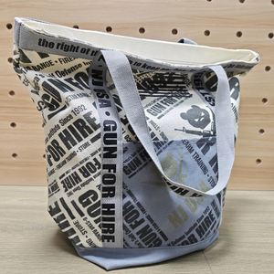 Sac fourre-tout en toile épaisse personnalisé style streetwear avec impression intégrale, poignées en sangle, fermeture éclair et poche avant - Product Image 2