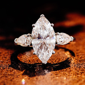 Bague en or 10k, 14k, 18k avec pierre principale en moissanite maya de 3 carats, fabriquée par l'usine de bijoux Mushan, bague pour femmes à trois pierres principales - Product Image 2