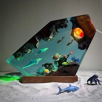 Dropshipping Shopify Dioroma Veilleuse de plongée gratuite Pieuvre géante Couple Plongeur Cadeau d'été unique Lampe en bois et résine époxy