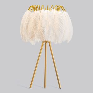 Lámpara de mesa de <span class=keywords><strong>plumas</strong></span> de lado de <span class=keywords><strong>cama</strong></span> decorativa de lujo para dormitorio de estilo nórdico europeo para sala de estar - Product Image 4