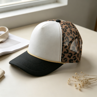 Casquette Trucker personnalisable 5 panneaux avec dos en maille motif léopard et décor en corde dorée, vierge pour personnalisation de logo