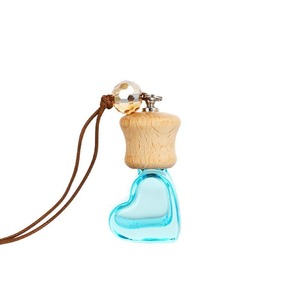 Flacon de parfum pour voiture en verre en forme de cœur suspendu, personnalisable, coloré, 6 ml, avec bouchon à vis - Product Image 1