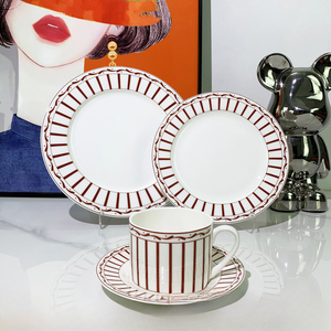 Service de table en porcelaine fine rayé rouge, comprenant des bols et assiettes en céramique, assiette à steak et assiette à petit-déjeuner - Product Image 2
