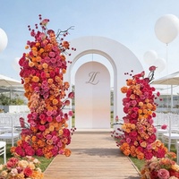 Décoration de fond de scène de mariage en rangée de roses artificielles de luxe en soie orange et rose vif pour présentoir de sol ou de fenêtre
