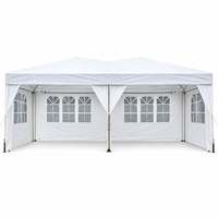 Tente de réception extérieure pliable résistante aux intempéries avec structure en acier et parois latérales à fenêtres arquées pour jardin et mariage