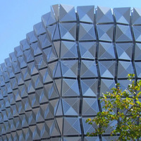 Panneaux en aluminium thermolaqués sur mesure, découpe laser, façade extérieure en métal, mur-rideau
