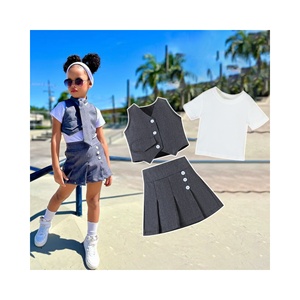 ชุดเด็กผู้หญิงแฟชั่นฤดูร้อน เสื้อกั๊กคอวีติดกระดุมเดี่ยว + เสื้อยืด + กระโปรงจีบ ชุดสามชิ้นสุดคลาสสิก - Product Image 1