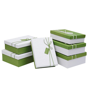 Caja de Regalo Cuadrada Minimalista Autoarmable de Cartón Ecológico con Cinta y Lazo, Hecha con Materiales Reciclados, para Regalos de Ropa - Product Image 5
