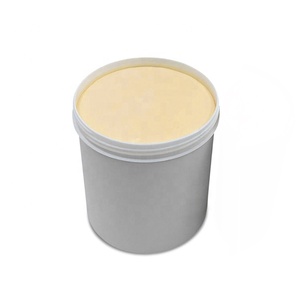 Crème hydratante et éclaircissante pour le visage et le corps - Peau éclatante et lumineuse avec de la vitamine C, de la niacinamide et de l'arbutine - Product Image 4