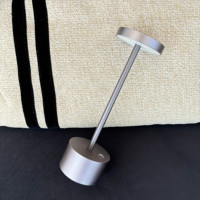 Lampe de table sans fil WDDWO au design moderne, lampe de nuit LED en aluminium très vendue pour les restaurants, flexible, simple, à piles