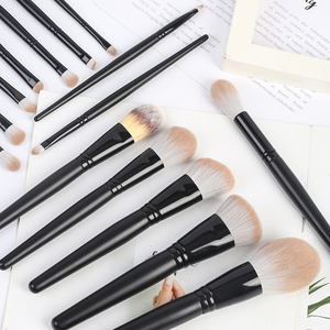 Set de 15 Brochas de Maquillaje Negras con Logotipo Personalizado, Pelo Sintético Suave, Kit de Cosméticos para Rostro y Ojos - Product Image 2