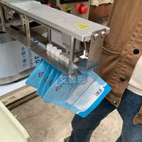 Machine de remplissage et de bouchage automatique pour sachets souples avec bec verseur et équipement de vissage des bouchons