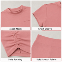 Conjunto de dos piezas al por mayor para mujer: Top corto fruncido de algodón acanalado rosa malva con cuello simulado y manga corta, y shorts de cintura alta.