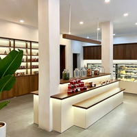 Vitrines de présentation haut de gamme sur mesure pour les magasins de détail, adaptées à la décoration intérieure des cafés