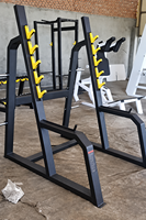 Rack de musculation SK réglable multi-crochets avec supports de rangement pour haltères, idéal pour les salles de sport commerciales et la musculation.