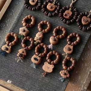 Colgantes de animales de madera de durazno hechos a mano, ecológicos, con diseño de grano de café natural, accesorio DIY para llavero, pulsera y collar trenzado - Product Image 1