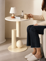 Table basse moderne en dalle de roche blanche, directement de l'usine, avec base sculpturale en fer et accent sphérique pour salon, OEM ODM