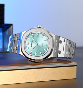 Personnalisation de montre élégante et moderne en acier inoxydable. Vert, gris et bleu vibrants, et plus encore d'options de cadran. Ajoutez votre propre logo. - Product Image 1