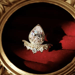 Anello da Cocktail H075 Wings con Diamante Naturale a Goccia e Incastonatura Pavé, Anello di Fidanzamento alla Moda per Donne - Product Image 2