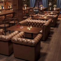 Meubles de restaurant et café vintage en cuir marron, banquette avec capitonnage et tête de clou, table à manger en bois