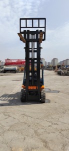 Montacargas Diésel Usado Inteligente de Alto Rendimiento para Trabajo Pesado, 3T, Neumáticos Antideslizantes Todoterreno, para Almacenes, Construcción e Industrias - Product Image 4