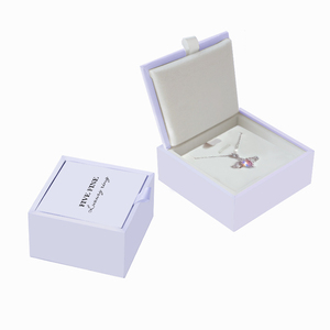 Empaque Rígido Tipo Libro de Cartón Blanco con Logotipo Personalizado Hecho a Mano, Laminación Mate para Caja de Anillos, Pulseras y Aretes - Product Image 3