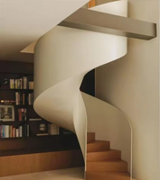 Escalier courbé robuste sur mesure avec structure métallique pour usage résidentiel