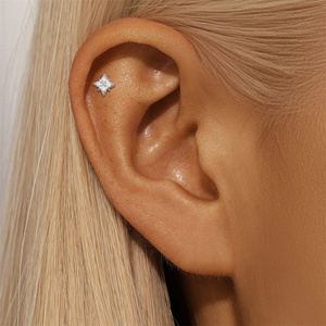 Pendiente de cartílago de plata de ley 925 con trébol de cuatro hojas y moissanita, parte trasera plana, joyería sencilla - Product Image 4
