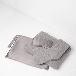 Produsen 2025 pesanan khusus hangat selimut rajut kaus kaki masker mata nyaman Set perjalanan kasmir 100% campuran dengan kantong tas - Product Image 4
