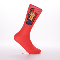 Chaussettes de sport rouges vives personnalisées, jacquard style graffiti à motif irrégulier, texte artistique, logo et couleur personnalisés