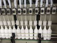 Machine de remplissage automatique pour produits de nettoyage, produits de blanchiment, liquides corrosifs, produits chimiques acides et pesticides