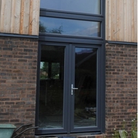 Portes à charnières d'entrée en verre dépoli en option à rupture thermique en aluminium entièrement vitrées avec Sidelites