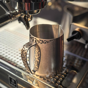 Tazza VanseerBarista Hollow Versione Competitiva VB650, Design Moderno e Minimalista per <span class=keywords><strong>Latte</strong></span> Art, in Acciaio Inox 304, per Montare il <span class=keywords><strong>Latte</strong></span>, Uso Commerciale - Product Image 1