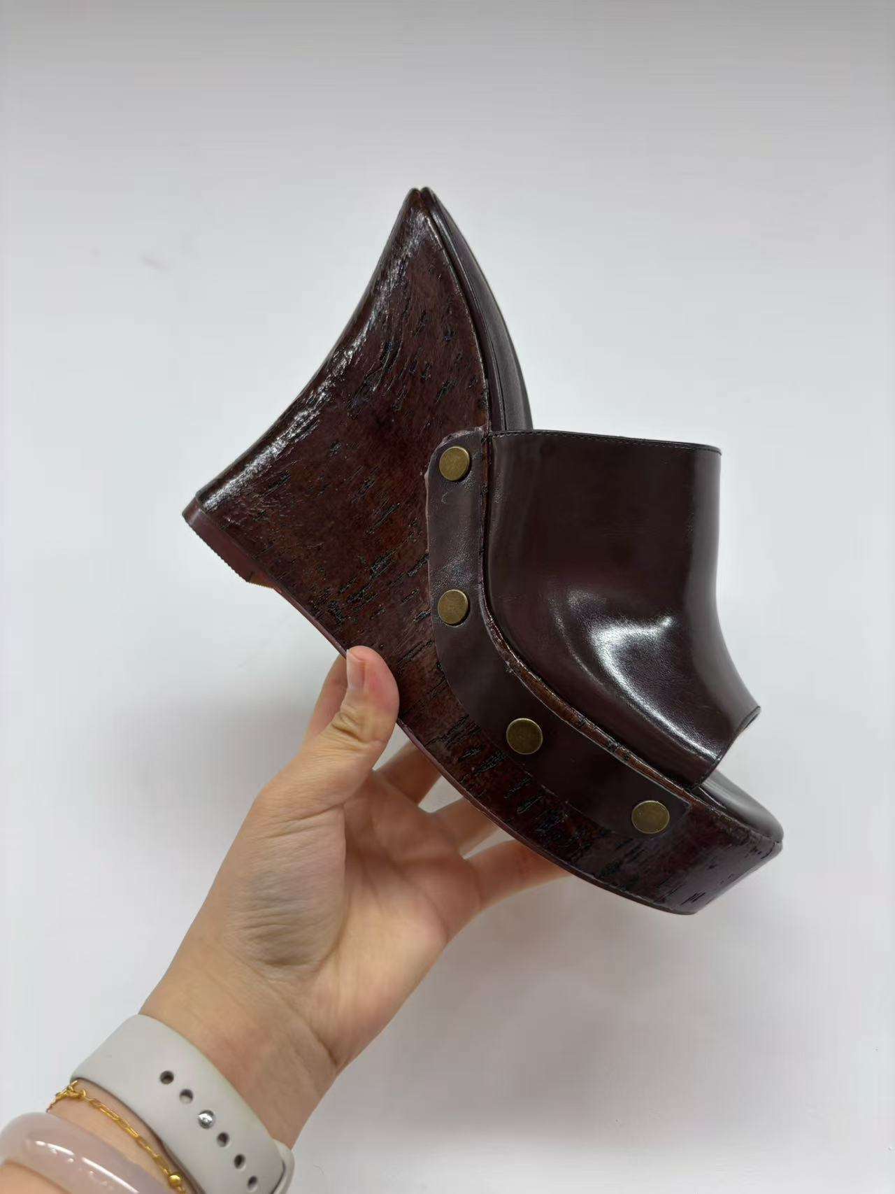 สีน้ำตาลเข้ม