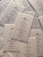 Cartes de menu de mariage écologiques faites à la main avec points en relief et texte bordeaux, papeterie de menu personnalisée, cartes de remerciement