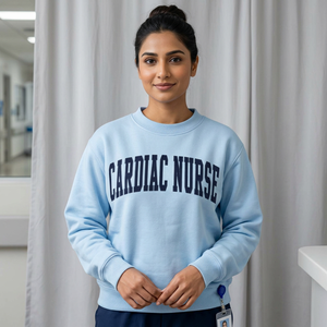 Sudadera de cuello alto CARDIAC NURSE SKY BLUE, 100% azul marino, con apliques bordados, cuello ancho, hilos finos - Product Image 1