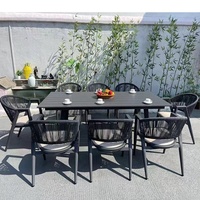 Ensemble de table et chaises en teck massif pour l'extérieur, style moderne et luxueux, avec chaise en corde et teck