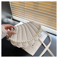 Sac à bandoulière élégant et mignon en forme de coquille avec perles, en cuir PU, sac à main décoré de perles, sac minimaliste pour femmes et filles