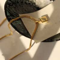 Bijouterie personnalisée Collier avec lettres en acier inoxydable plaqué or Chaîne maillée Pendentif carré Bijoux de mode Colliers pour femmes